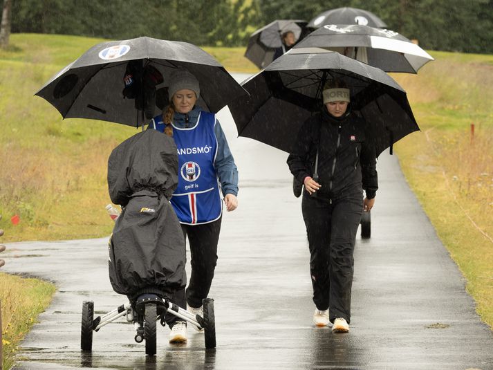 Fyrsti dagur Íslandsmótsins í golfi fór fram í mikilli rigningu.