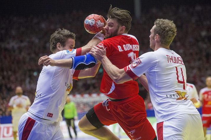 Róbert Gunnarsson í baráttu við tvo danska leikmenn á línunni í gær. Strákarnir lentu í miklu basli með Jannick Green, frábæran markvörð Dana, í Herning í gær.