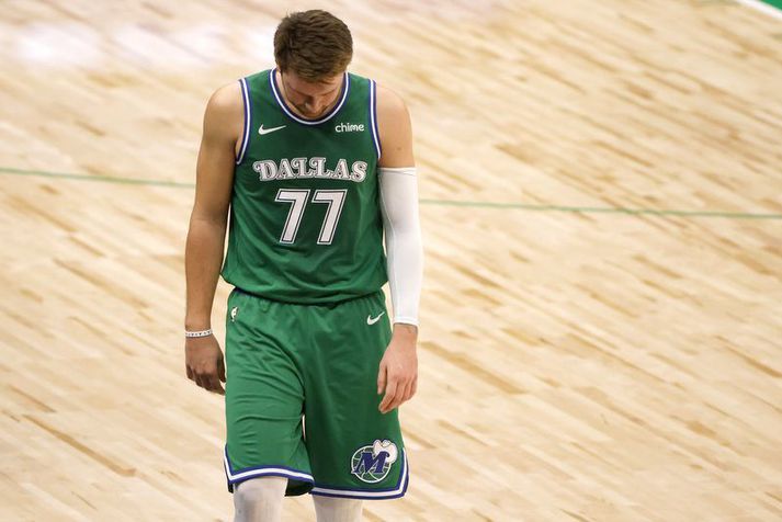 Luka Doncic gengur niðurlútur af velli í tapinu á móti Chicago Bulls.