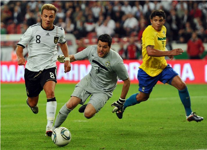 Götze býr sig undir að leggja boltann í netið gegn Brasilíu.