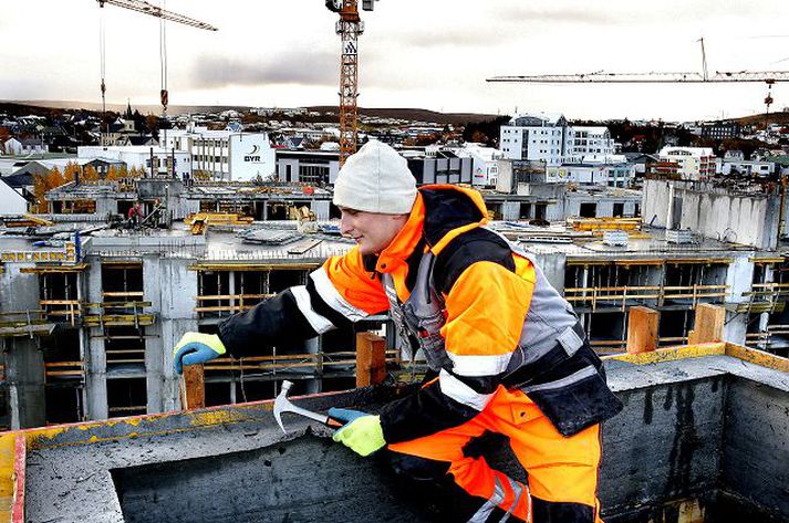 óöruggt starf Atvinnuástandið er hvað verst í byggingariðnaði. Langtímaatvinnuleysi nær hins vegar helst til ungs fólks og þeirra sem komnir eru yfir miðjan aldur. Myndin tengist fréttinni ekki beint.fréttablaðið/gva