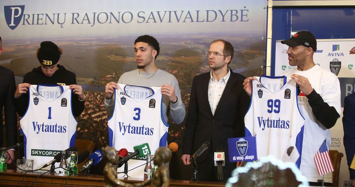 LaVar er hér í Litháen þar sem tveir synir hans munu spila körfubolta á næstunni.