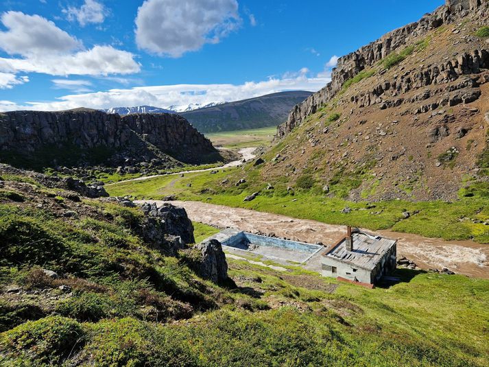 Gljúfralaug við Grenivík er einstaklega fallegt laugarstæði þétt upp við bakka Gljúfurár.