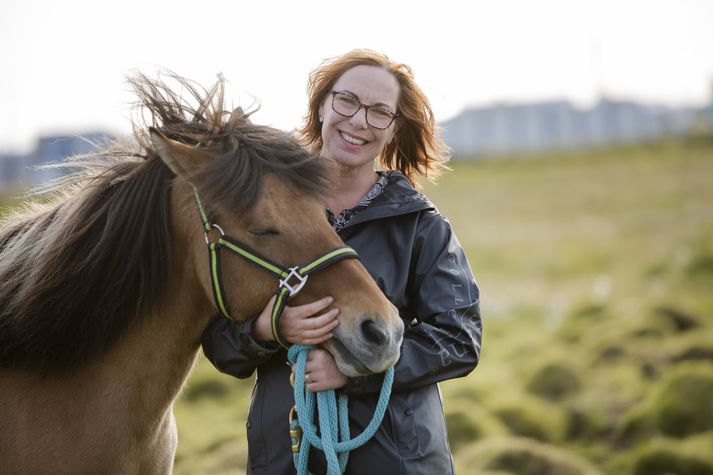 Mrijam hefur verið hestakona frá unga aldri. Hér er hún með Eldingu, íslenskum hesti sem eiginmaður hennar gaf henni. Fréttablaðið/Ernir