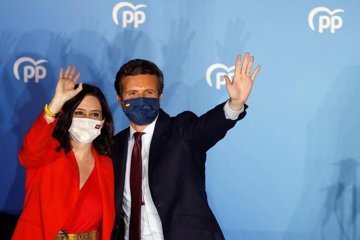 Isabel Díaz Ayuso, forseti héraðsstjórnar Madridar, og Pablo Casado, leiðtogi Lýðflokksins, fagna saman sigri í kosningunum í gærkvöldi.