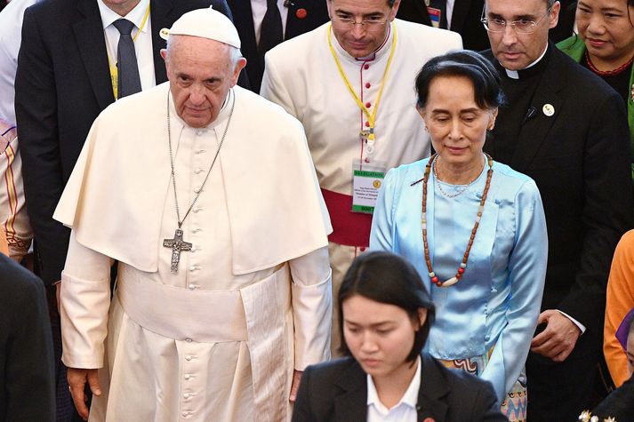 Frans páfi með Aung San Suu Kyi, ríkisráðgjafa Mjanmar.