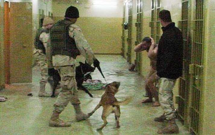 Þessi mynd var tekin í Abu Ghraib-fangelsinu árið 2004.