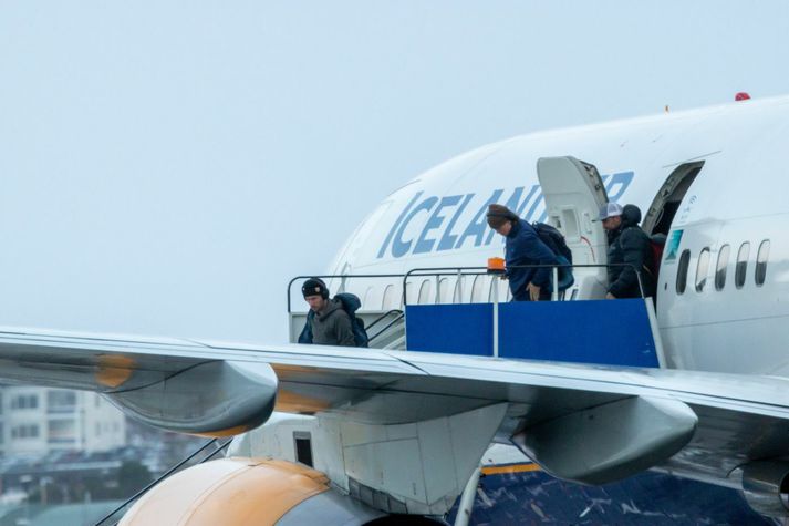 Farþegar og áhöfn koma úr vél Icelandair. Ekki er vitað hvort þeir þessir hafi lent í honum kröppum með afþreyingarkerfi vélanna en verið er að reyna að koma þeim hroða sem þar má finna í lag. En það gæti tekið tíma.