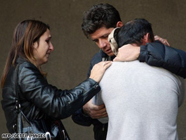 Ættingjar hinn látnu syrgja fyrir utan réttarsalinn í Reggio Emilia.