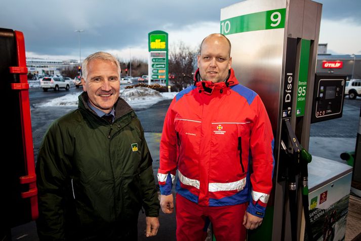 Jón Ólafur Halldórsson, forstjóri Olís, og Jón Svanberg Hjartarson, framkvæmdastjóri Slysavarnafélagsins Landsbjargar, munu dæla eldsneyti á bifreiðar viðskiptavina Olís á afgreiðslustöð félagsins í Álfheimum í dag.