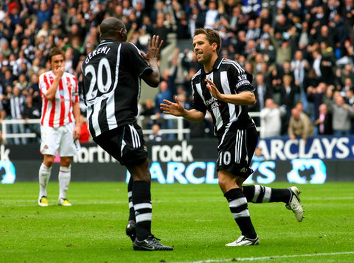 Michael Owen fagnar fyrra marki sínu með Geremi.