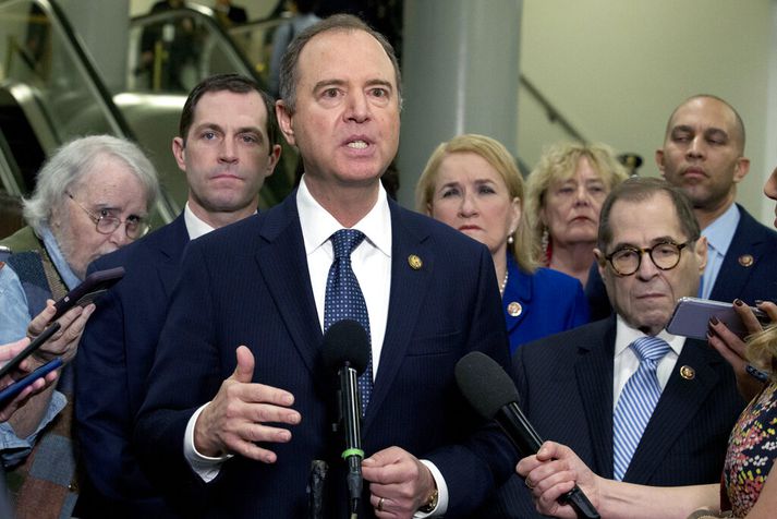 Adam Schiff, formaður saksóknarateymis fulltrúadeildarinnar, áður en réttarhöldin hófust í dag. Myndatökur eru bannaðar í þingsalnum.