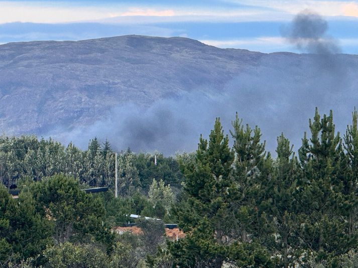 Hér sést reykjarmökkur stíga upp úr sumarhúsahverfinu.