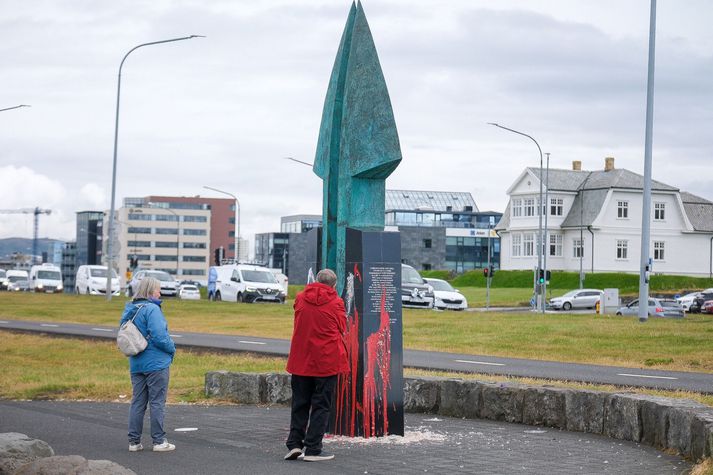 Styttan var upphaflega ófiðruð.