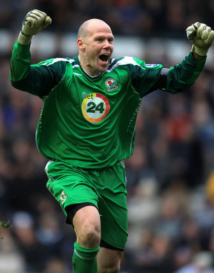 Brad Friedel fagnar fyrsta marki Blackburn skömmu eftir að hann varði vítaspyrnu Derby.