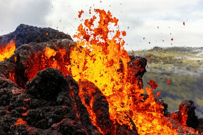 Opnað verður fyrir umferð að gosstöðvunum kl. 6 í fyrramálið, að óbreyttu.