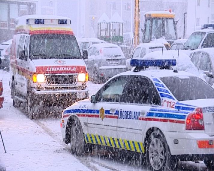 Sjúkrabílar og lögregla fyrir utan húsnæði 365 miðla í morgun.