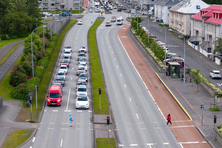 Á meðan beðið er eftir stóru lausninni á Miklubraut stoppar umferðin áfram við gönguljósin. Atli Björn Levý segir þó að tímabundin göngubrú væri ekki hlutlaus lausn, heldur forgangsröðun bílsins fram yfir gangandi vegfarendur.