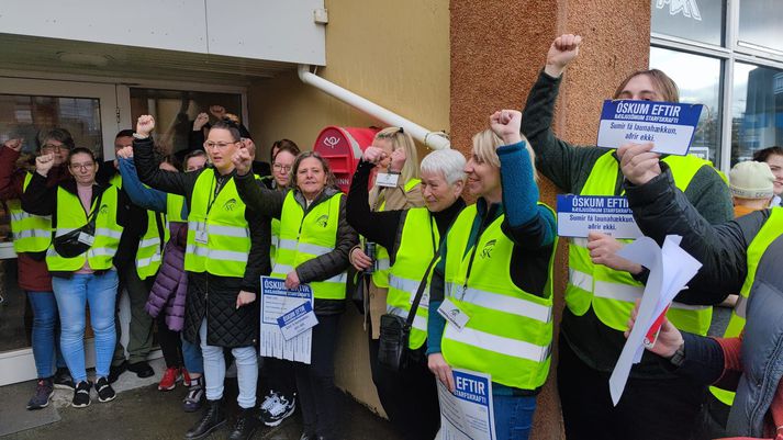 Foreldrar barna á leikskólum í Kópavogi hafa sýnt starfsmönnum BSRB í bænum stuðning og krafist þess að bærinn gangi að kröfum verkfallsfólks.