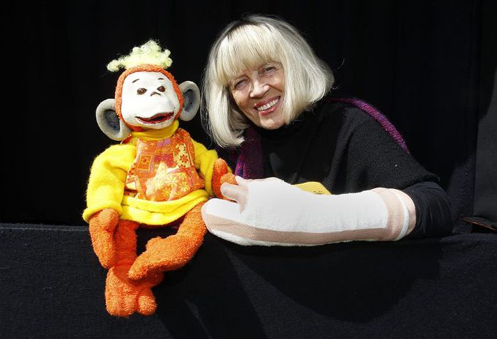Helga Steffensen stýrir brúðuleikhúsi handleggsbrotin í allt sumar.