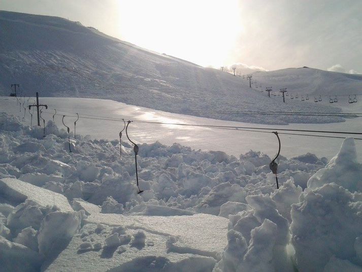 Mynd sem Árni tók þar sem er horft frá barnalyftunni á Suðursvæðinu upp með Gosanum (stólalyftunni Suðurgili). "Þarna fer flóðið yfir vinsælt utanbrautarsvæði en einnig yfir troðnar skíðaleiðir,“ skrifar Árni á Facebook.