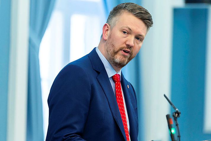 Kristján Þórður Snæbjarnason varaformaður velferðarnefndar segir að skoða þurfi hvaða aðstæður það eru í lögum sem kveða á um að hægt sé að rjúfa þagnarskyldu heilbrigðisstarfsfólks komi upp rökstuddar ástæður.
