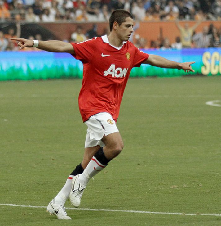 Javier Hernandez fagnar marki sínu í gær.