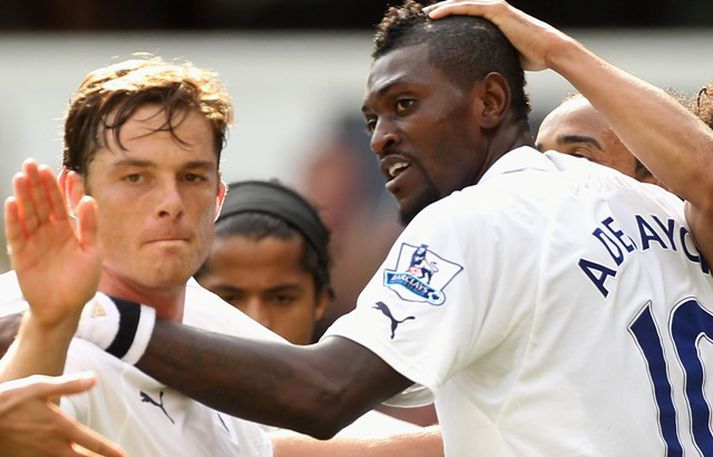 Adebayor fagnar hér marki sínu ásamt Scott Parker.