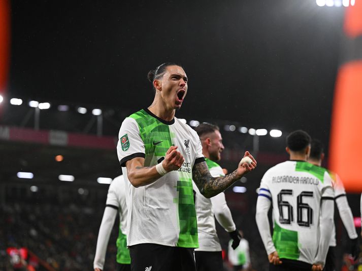 Darwin Nunez fagnar sigurmarki Liverpool í kvöld.