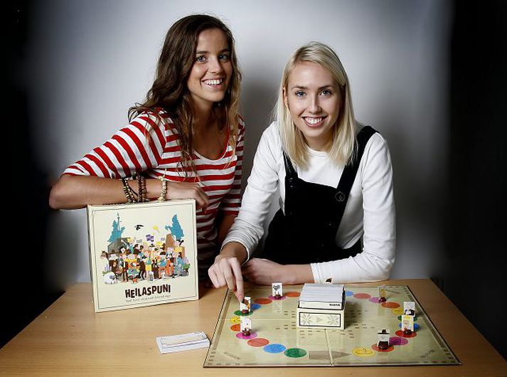 Vinkonurnar Sesselja G. Vilhjálmsdóttir og Valgerður Halldórsdóttir hafa samið borðspilið Heilaspuni. fréttablaðið/gva