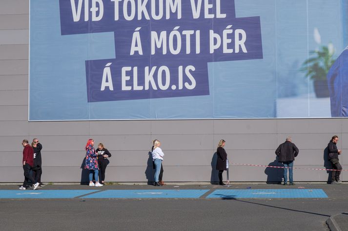 Klienci czekają w kolejce przed sklepem Elko przestrzegając zasady 2 metrów.