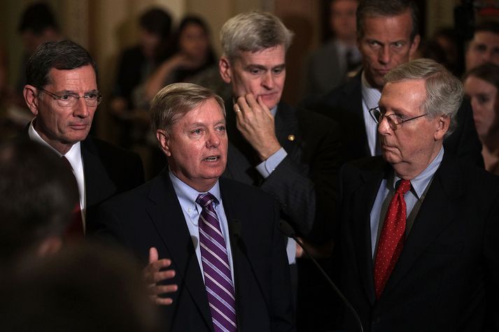 Lindsay Graham, aðrir forsvarsmenn frumvarpsins og Mitch McConnell, leiðtogi repúblikana í öldungadeildinni ræddu við fjölmiðla í gær.