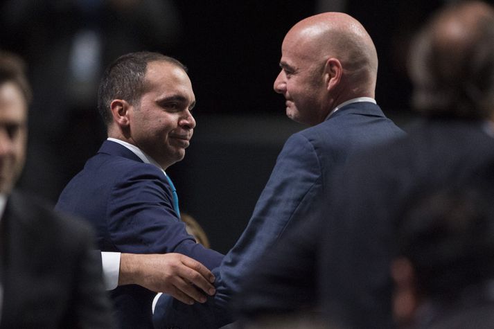 Ali prins Al Hussein, forseti knattspyrnusambands Jórdaníu, með Gianni Infantino, þá nýkjörnum forseta FIFA, á ársþingi Alþjóðaknattspyrnusambandsins 2016.