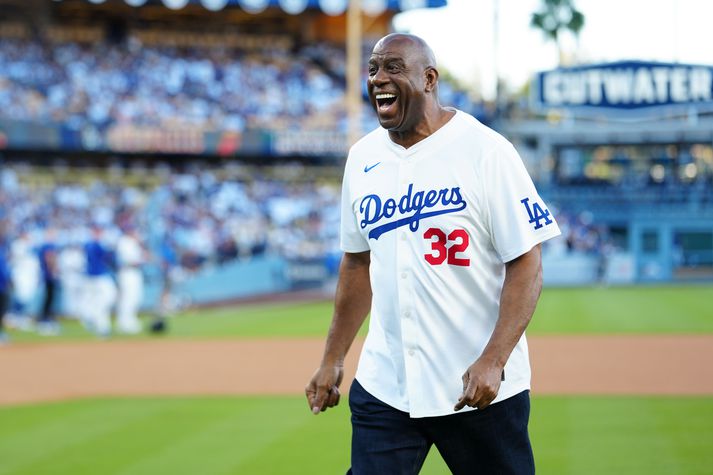 Stóra brosið hans Magic Johnson hlýjar flestum um hjartaræturnar. Hann hafði ástæðu til að brosa í nótt.