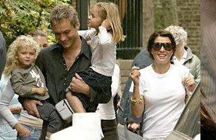 Jude Law og Sadie Frost ásamt börnunum. Þau hafa deilt hart vegna væntanlegra bókar hennar Crazy Days.