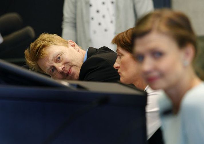 Stuðningur við Jón Gnarr og Besta flokkinn er mun meiri en við hefðbundin grínframboð, sem sýnir óánægju kjósenda með hefðbundna stjórnmálaflokka segir prófessor í stjórnmálafræði.Fréttablaðið/anton