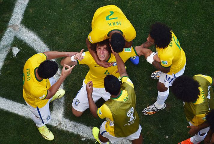 David Luiz horfir til himins.