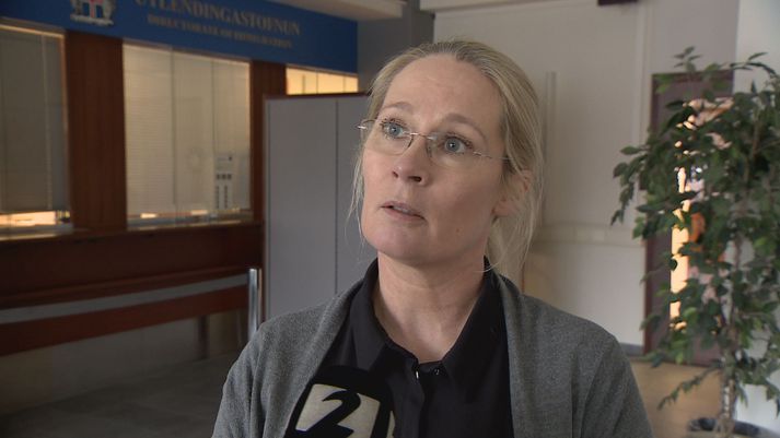 Kristín Völundardóttir forstjóri Útlendingastofnunar segir stofnunina fara að lögum og reglum. Á meðan sé ekki forsenda til að endurskoða ákvarðanir um brottvísanir.