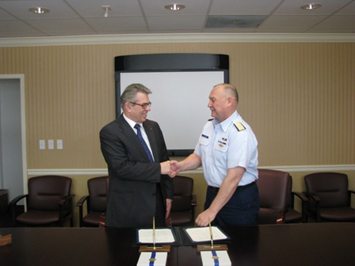 Frá undirritun samningsins.