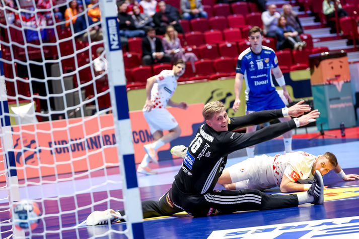 Viktor Gísli náði sér ekki á strik gegn Króötum í dag. Ekki frekar en aðrir í íslensku vörninni í fyrri hálfleik.