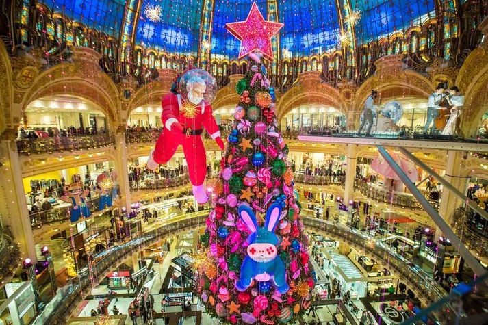 Galeries Lafayette verslanamiðstöðin. Gripið hefur verið til verulegra takmarkana í Evrópu hvað varðar veitingastaði og öldurhús en verslanir fengið að starfa áfram að mestu.