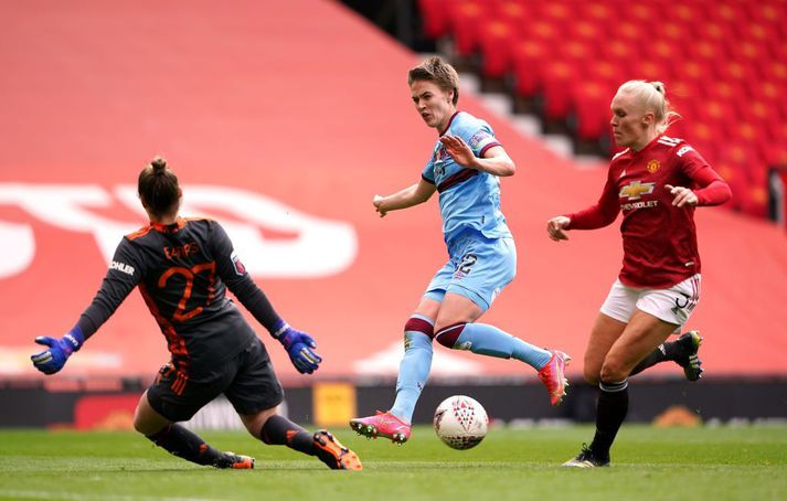 Dagný fékk gott færi til að skora á Old Trafford. María Þórisdóttir náði ekki að komast fyrir skot Dagnýjar.