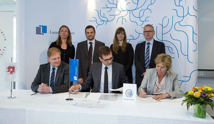 Hörður Arnarsson, Kristín Ingólfsdóttir og Ari Kristjánsson undirrita samning sem á að efla háskólanám og rannsóknir á sviði endurnýjanlegra orkugjafa