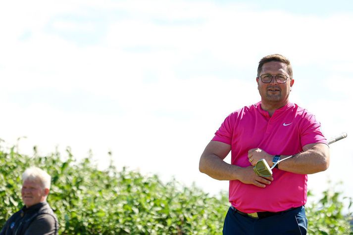 Margeir Vilhjálmsson búinn að pútta og gengur af flötinni. Helgi Svanberg hins vegar ákvað að taka eitt æfingapútt eftir að hafa klárað holuna, og það hefði hann ekki átt að gera.