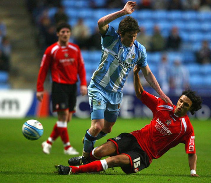 Aron er hér í baráttu við leikmann Barnsley í kvöld.