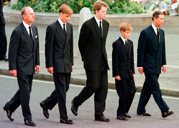 Frá jarðarför Díönu árið 1997. Á myndinni má sjá þá prinsana Filippus og Vilhjálm. Því næst er Charles Spencer, bróðir Díönu. Við hlið hans er svo Harry og þar næst Karl konungur.