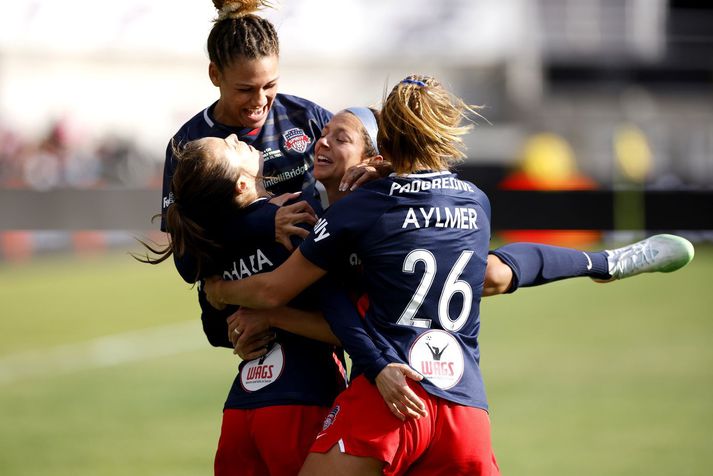 Trinity Rodman fagnar með félögum sínum í meistaraliði Washington Spirit.