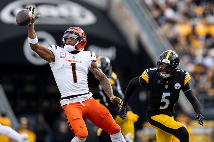 Ja'Marr Chase í baráttu við Jalen Ramsey í leiknum þar sem sauð upp úr.