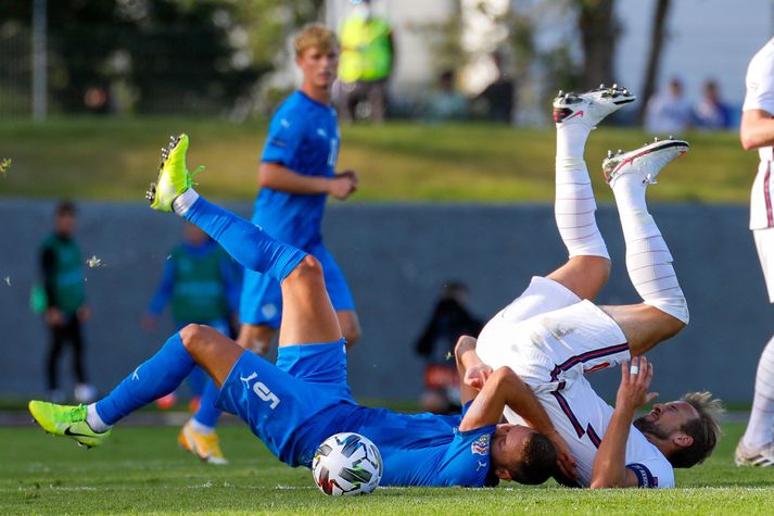 Mikil barátta í fyrri leik Íslands og Englands í Þjóðadeildinni. Harry Kane og Sverrir Ingi Ingason liggja í grasinu.