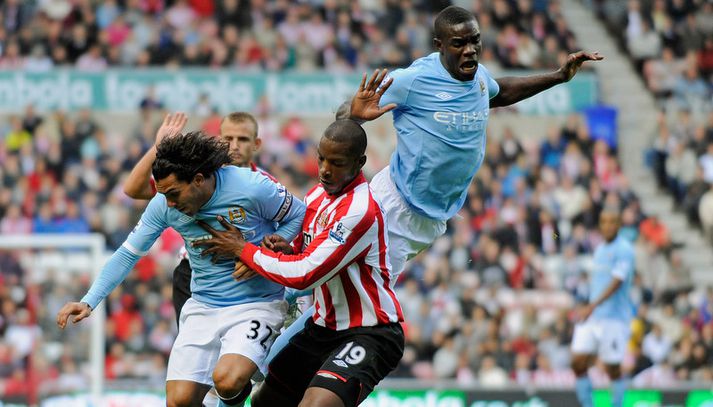 Hér má sjá Tevez og Richards í leik með City á síðustu leiktíð.